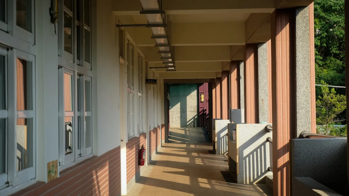 Corredor abierto de un edificio escolar, con luz entrando de costado